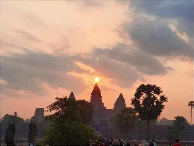 柬埔寨吴哥窟将现塔尖日出奇景