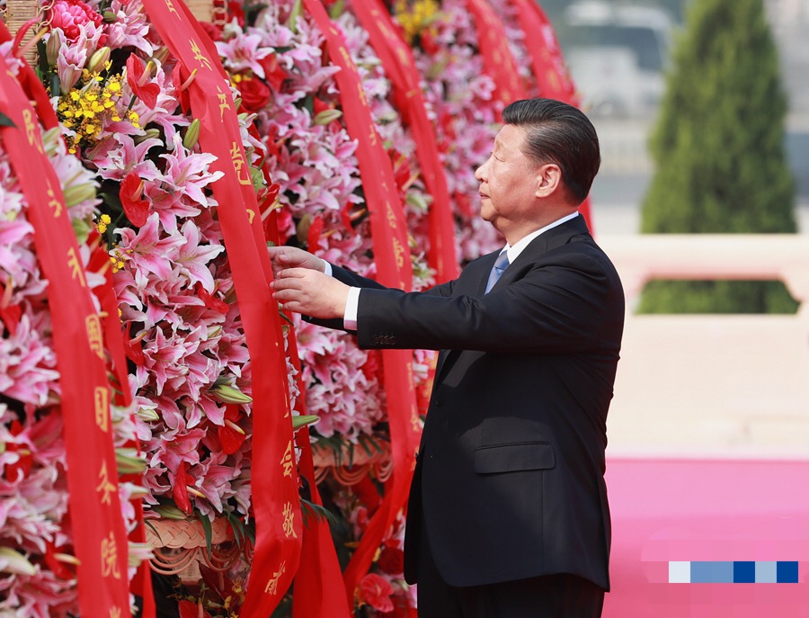 习近平等党和国家领导人向人民英雄敬献花篮